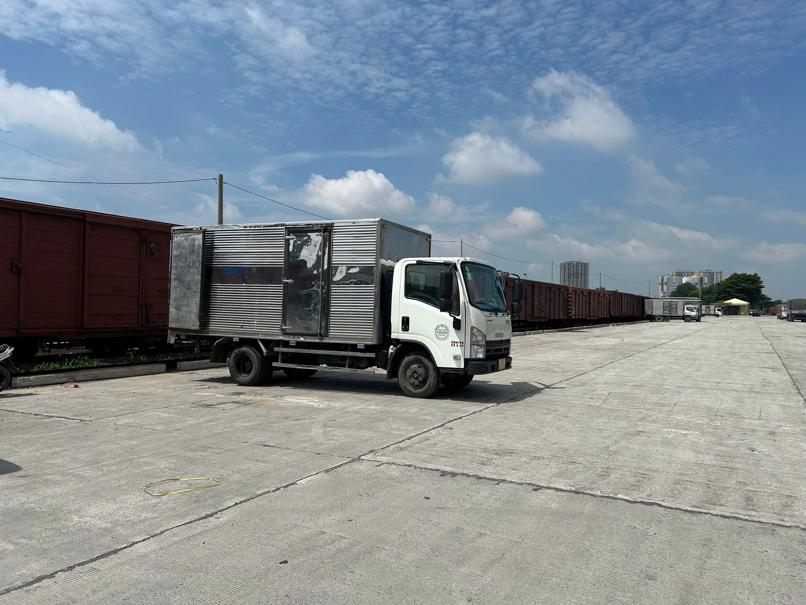 Xe tải giao nhận tại ga